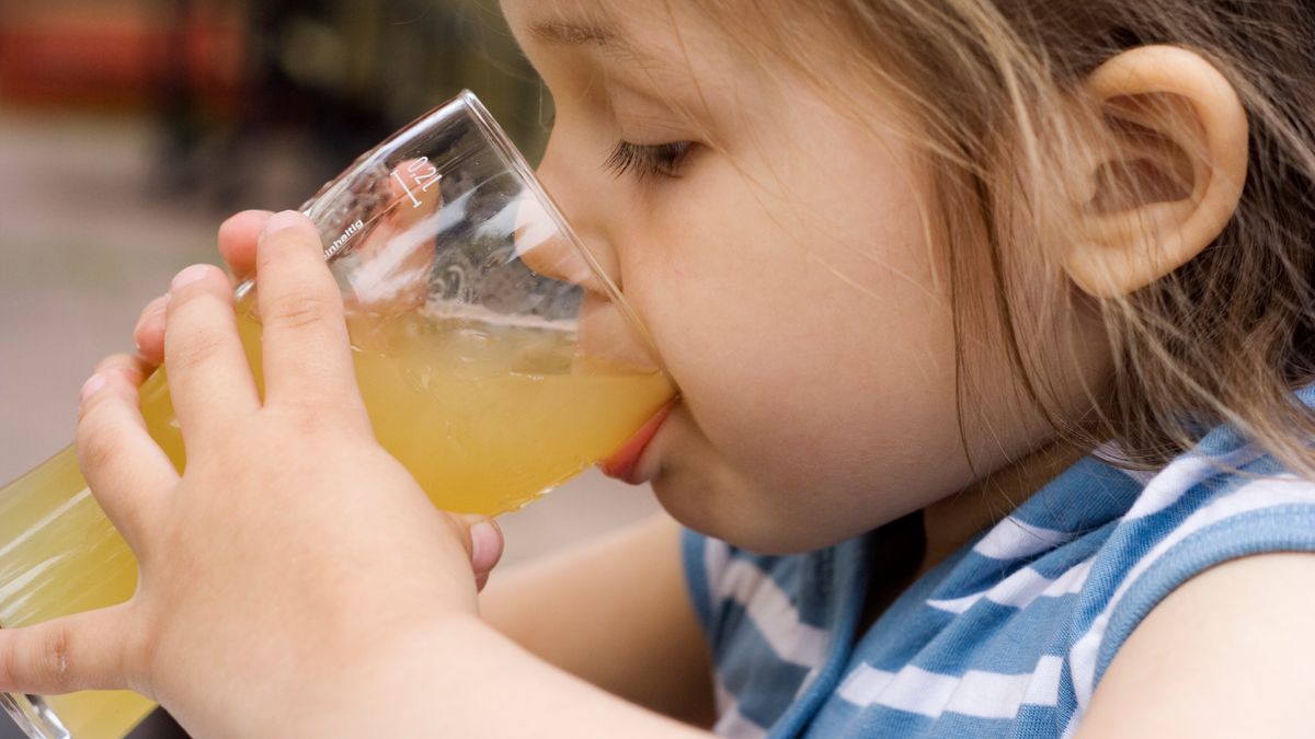 Beliebte Durstlöscher So viel Zucker steckt in Saft Cola und Co