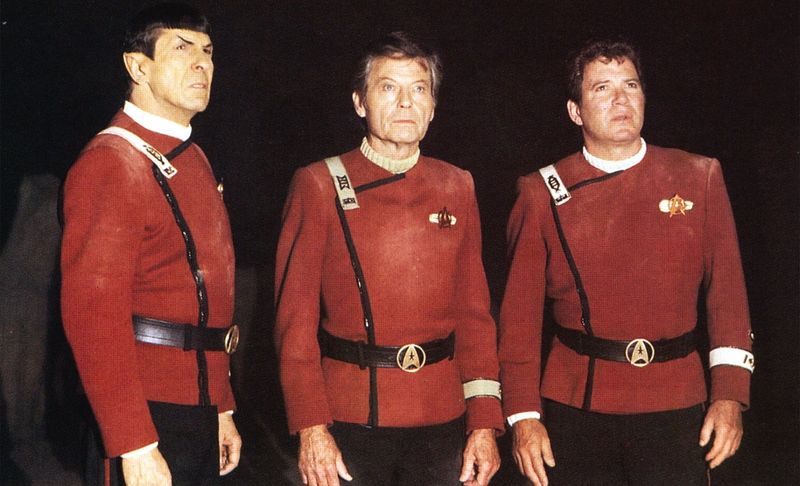 Hauptfigur Dr. Leonard McCoy (DeForest Kelley, Mitte) gibt auf der Enterprise den gefühlvollen Gegenpart zum Logiker Mr. Spock (Leonard Nimoy, links). Außerdem gehört zu seinen Pflichten, die Dienstfähigkeit des Captains zu beurteilen - die seines Freundes Captain Kirk (William Shatner). "Pille" diente als leitender Schiffsarzt von 1966 ("Raumschiff Enterprise") bis 1991 ("Star Trek VI: Das unentdeckte Land) bei "Star Trek".