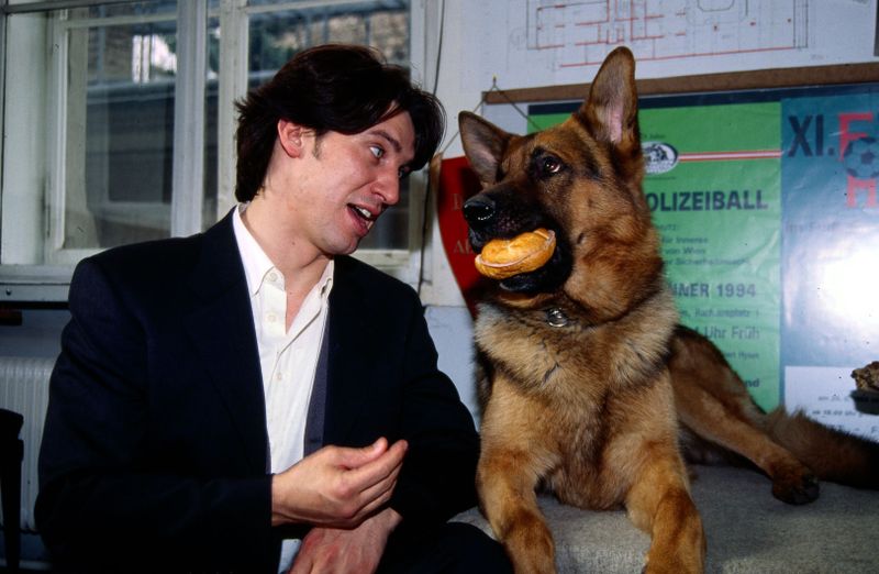 Er war Österreichs bekanntester Polizeihund: Kommissar Rex. Gemeinsam mit Kriminalinspektor Richard "Richie" Moser (Tobias Moretti) bildete er ein unschlagbares Team und wurde von seinem menschlichen Partner für gute Arbeit immer mit einer Wurstsemmel belohnt. Die Beziehung währte aber nur vergleichsweise kurz: Das liebe Herrchen starb 1998 in der vierten Staffel den Serientod.