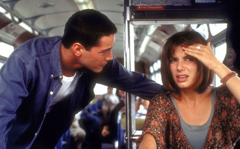 Keanu Reeves und Sandra Bullock im Wettlauf gegen die Zeit: Vor genau 30 Jahren, am 7. Juni 1994, feierte der Action-Blockbuster "Speed" Premiere. Das Debütwerk von Regisseur Jan de Bont wurde zu einem der erfolgreichsten Filme des Jahres und etablierte Keanu Reeves als gefragten Actionhelden. Auch heute noch genießt "Speed" Kultstatus - genauso wie diese 90er-Kinoklassiker, die Sie unbedingt gesehen haben sollten ...