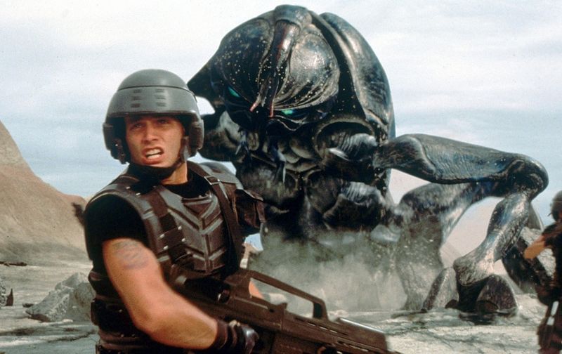 Mit "Starship Troopers" (Bild) inszenierte Paul Verhoeven 1997 auf Grundlage von Robert A. Heinleins gleichnamigem Roman ein Sci-Fi-Spektakel, das bis heute Kultstatus genießt - und nicht nur wegen seiner Brutalität umstritten ist. Wir zeigen, was die Darsteller und Darstellerinnen des Kultfilms heute machen.