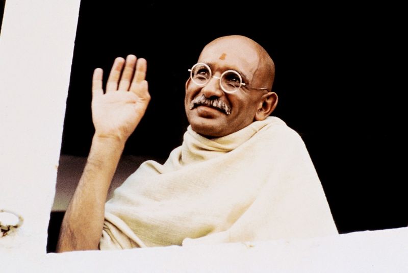 Ein großer Film über einen großen Mann: 1982 feierte der Monumentalfilm "Gandhi" (zu sehen am 22.12., 20.15 Uhr auf 3Sat) Weltpremiere. Ausgezeichnet mit acht Oscars, gehört die Filmbiographie über den berühmten indischen Freiheitskämpfer zu den größten ihres Genres. Natürlich ist auch dieser Klassiker in unserer Galerie mit den besten Biopics aller Zeiten vertreten.