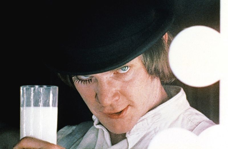 In der "Milchbar" trinkt Alex (Malcom McDowell) auf eine Opernsängerin.