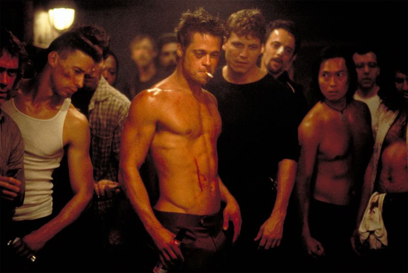 Vor genau 25 Jahren, am 10. September 1999, feierte "Fight Club" seine Weltpremiere bei den Filmfestspielen in Venedig. Das Meisterwerk von Regisseur David Fincher war zwar zunächst kein großer Erfolg an der Kinokasse, entwickelte sich aber schnell zum Kultfilm - genauso wie diese 90er-Kinoklassiker, die Sie unbedingt gesehen haben sollten ...