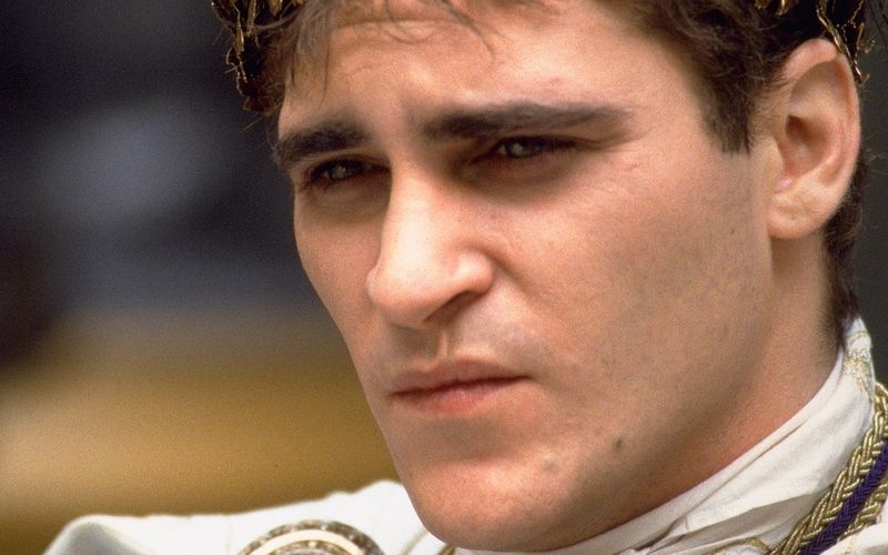 Commodus (Joaquin Phoenix) will den Thron für sich und ordnet die Ermordung von Maximus und seiner Familie an.