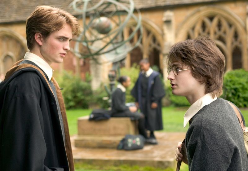 Begonnen hatte Pattinsons Karriere eine Nummer kleiner: Nach zwei kleinen Rollen holte er als Cedric Diggory (links) in "Harry Potter und der Feuerkelch" mit Harry Potter (Daniel Radcliffe) den Sieg im "Trimagischen Turnier". Ihn ereilte leider ein abrupter Filmtod. Wie gut, dass er in seinem nächsten Projekt sowieso einen Toten spielen sollte ...