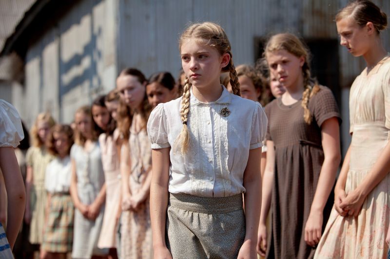 Es ist jedes Jahr die gleiche Prozedur: Aus allen Distrikten werden "Tribute" ausgelost, um sich im Kapitol gegenseitig zu bekämpfen - bis zum Tod. Als ihre kleine Schwester Primrose (Willow Shields, Bild) dazu auserkoren wird, an den blutigen Hungerspielen teilzunehmen, meldet sich Katniss freiwillig, um an ihrer Stelle in den Kampf zu ziehen.