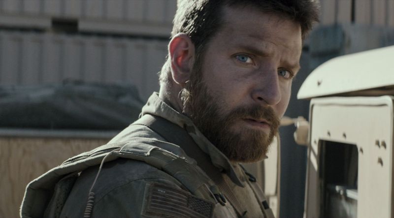 Einst war Bradley Cooper in erster Linie ein Hollywood-Schönling. In den letzten Jahren entwickelte er sich allerdings zum einem Oscar-Dauergast - etwa mit seiner Rolle als effizient-tödlicher Scharfschütze in Clint Eastwoods "American Sniper" (Bild). Anlässlich seines 50. Geburtstages am 5. Januar blicken wir auf seine besten Rollen.