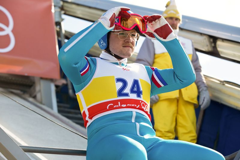 Michael Edwards wollte unbedingt Olympionike werden. Blöd nur, dass er von Skispringen wenig Ahnung hatte. Dennoch trat er 1988 bei den Olympischen Winterspielen in Calgary 1988 an - und wurde Letzter. Die Zuschauerherzen konnte er dennoch erobern. 2015 wurde sein Leben mit "Eddie the Eagle - Alles ist möglich" mit Taron Egerton (Bild) verfilmt. Zur Ausstrahlung des Biopics am 18. Februar, 20.15 Uhr auf Kabel Eins, erinnern wir an ihn und weitere liebenswerte Verlierer.