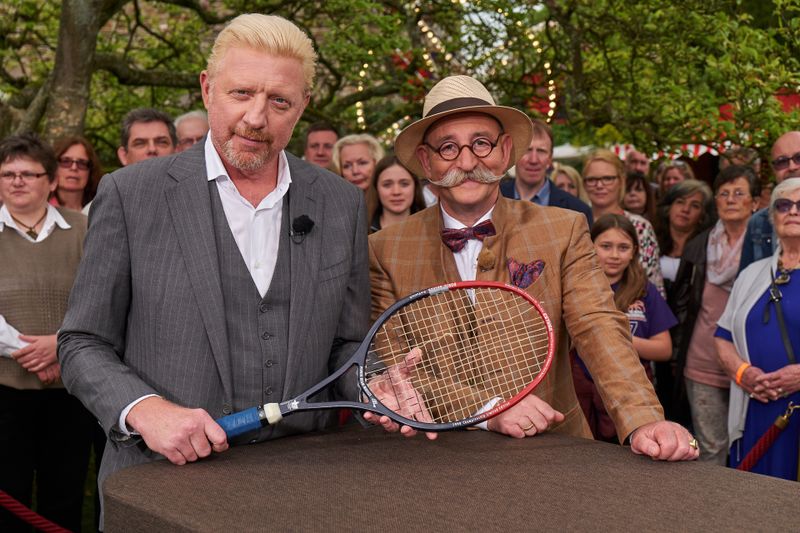 Musste er damals schon seine letzten Schätze verkaufen, um seine Rechnungen zu bezahlen? 2017 gestierte Boris Becker bei "Bares für Rares" und verkaufte einen seinen Tennisschläger. Die Tennis-Legende ist bei weitem nicht der erste Promi, den es in die ZDF-Show verschlägt. Welche bekannten Gesichter noch gastierten, zeigt die Galerie.