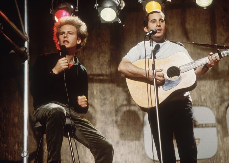 Als Teil des kongenialen Folkpop-Duos Simon & Garfunkel wurde Art Garfunkel (links) weltberühmt. Evergreens wie "Bridge Over Troubled Water", "America" und "The Sound Of Silence" gehen auf das Konto der beiden. Nach ihrer Auflösung startete Garfunkel eine Solo-Karriere, die allerdings bis auf einen Welthit ("Bright Eyes") nur mäßig erfolgreich verlief.