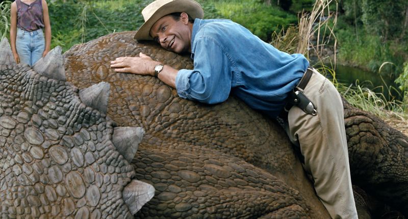 "Es sind Warmblüter, die Theorie über die Dinosaurier muss neu geschrieben werden!", stellt Dr. Alan Grant (Sam Neill) bei seinem ersten Besuch in "Jurassic Park": Der Paläontologe ist zunächst sichtbar begeistert, als er seine Forschungsobjekte in echt kennenlernen darf. Zunächst ...