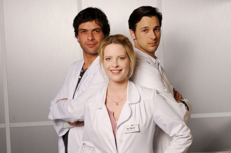 Wer fieberte nicht mit und fragte sich, ob Gretchen Haase (Diana Amft) endlich ihren Jugendschwarm Marc Meier (Florian David Fitz, rechts) für sich gewinnen kann? Noch heute wird "Doctor's Diary", die damals eine der beliebtesten deutschen Serien war, regelmäßig wiederholt - aktuell auf RTL Passion. Was aus den Darstellern in der Zwischenzeit wurde, sehen Sie hier ...