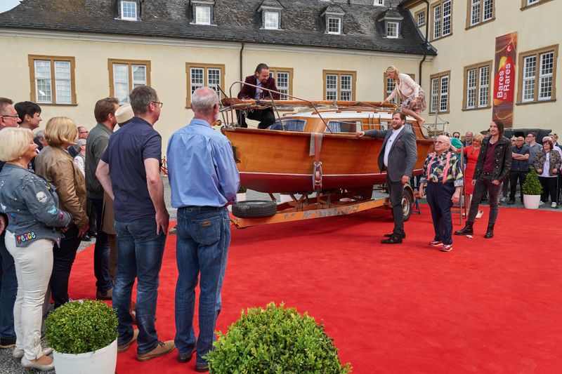 Wir fangen klein an. Preislich zumindest, denn der Jollenkreuzer der Bickert-Werft von 1965 passte gar nicht ins Studio. Dafür kam er zum richtigen Zeitpunkt: Händler Julian Schmitz-Avila macht gerade einen Bootsführerschein. Er wollte das gut gepflegte Segelboot aus Mahagoni-Sperrholz und Nadelholz unbedingt haben. Sein Angebot in Höhe von 5.500 Euro übertraf die Erwartungen der Verkäufer deutlich.