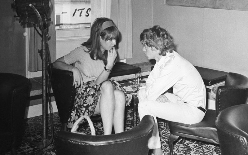 Schon vor seinem großen Durchbruch datete Mick Jagger am liebsten Models: Seine Freundin Chrissie Shrimpton begleitete ihn in den Pop-Olymp - und wurde dann alsbald fallengelassen ...