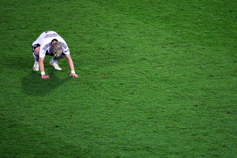 Platz 12: EM-Finale: Deutschland - Spanien (29. Juni 2008). Bastian Schweinsteiger am Boden: Gegen die seinerzeit übermächtigen Spanier setzte es am 29. Juni 2008 im EM-Finale von Wien eine verdiente Niederlage. 28,05 Millionen Fans trauerten live im Ersten mit. Platz 12 im ewigen Quoten-Ranking.