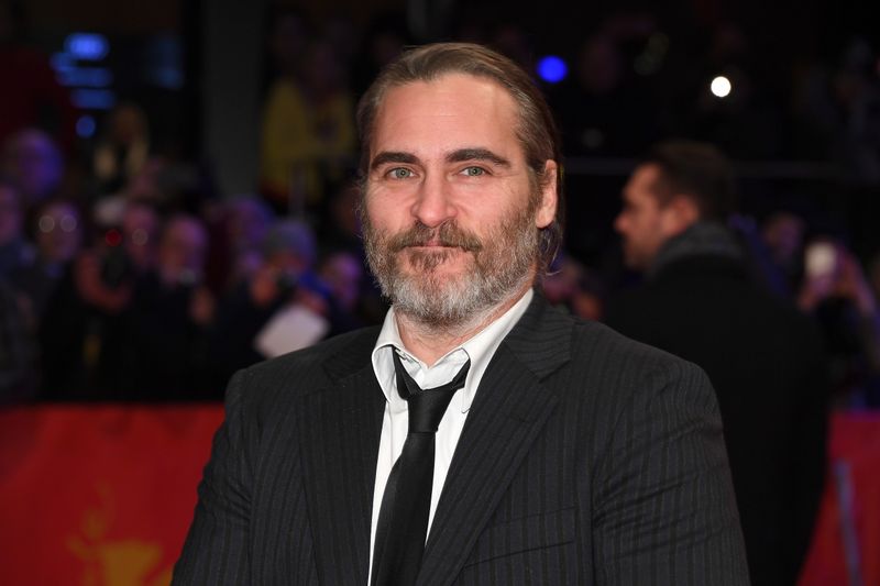 Joaquin Phoenix wurde in eine Sekte hineingeboren. Seine Eltern, die sich als Hippies beim Trampen kennenlernten, verließen die "Children of God" (heute nennt sich die Sekte "The Family"), als der Schauspieler vier Jahre alt war. Nach dem Ausstieg wagten sie den Neustart in Los Angeles. Als Zeichen für diesen Neuanfang wurde der Familienname von Bottom in Phoenix geändert.