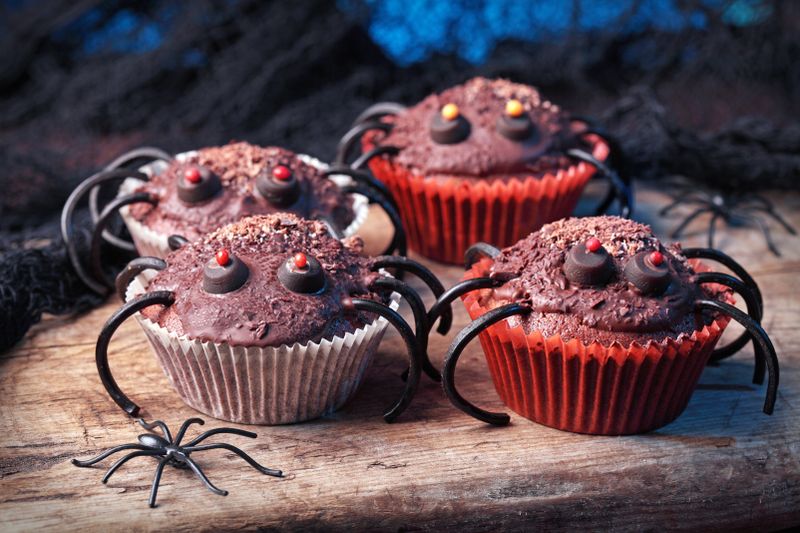 Sie haben Angst vor Spinnen? Wir auch! Das ist aber noch lange kein Grund, diese Muffins zu verschmähen. Aus normalen Schoko-Muffins zaubern Sie mithilfe von Lakritze flotte Achtbeiner. Dieser Tipp ist nichts für Angsthasen: Wer saure Gummischlangen als Beine verwendet, macht aus der Kellerspinne flott eine dicke Tarantel.