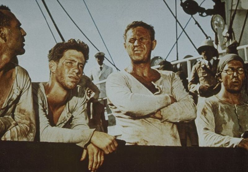 1973 machten Steve McQueen (zweiter von rechts) und Dustin Hoffman (rechts) das Gefangenendrama "Papillon" zum Kult. Der Film beruht auf wahren Begebenheiten und wurde zum Teil an Originalschauplätzen gedreht. Regisseur Franklin J. Schaffner traf den Stil des Buches und machte den Film eigentlich unantastbar. Doch das sah der dänische Regisseur Michael Noer wohl anders ...