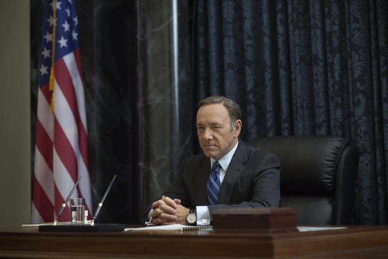 Fünf Staffeln war Frank Underwood die unumstrittene Hauptfigur der Politserie "House of Cards". Doch in der sechsten Staffel fehlte von ihm plötzlich jede Spur. Was war passiert? Gegen Hauptdarsteller Kevin Spacey wurden massive Belästigungsvorwürfe laut. Netflix reagierte mit seiner sofortigen Entlassung.