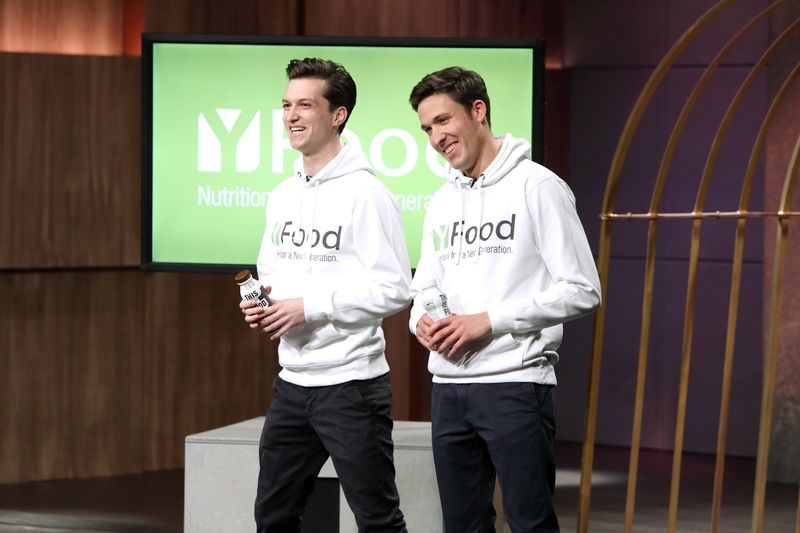 Benjamin Kremer (rechts) und Noel Bollmann haben ein Getränk entwickelt, das eine komplette Mahlzeit gesund und schnell ersetzen soll - als Alternative zu Fastfood. 2018 stellten sie ihr Start-up "YFood" bei "Die Höhle der Löwen" (VOX) vor.