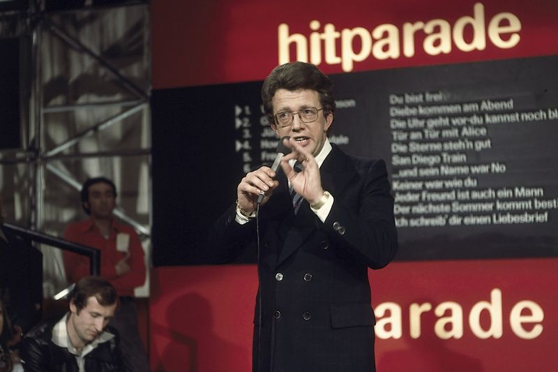 "Hier ist Berlin! Das Zweite Deutsche Fernsehen präsentiert Ihnen Ausgabe Nummer eins der Hitparade! Am Mikrofon: Ihr Dieter Thomas Heck! Guten Abend!": Mit dieser Anmoderation begrüßte Dieter Thomas Heck am 18. Januar 1969 das Fernsehpublikum. Zu einer Sendung, die im Laufe von über 30 Jahren (und auch nach ihrer Absetzung) TV-Kult wurde: die ZDF-"Hitparade". 