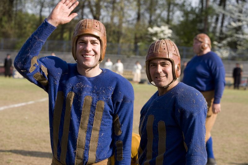 Im Jahr 1925 war Football noch eine rüde Rüpelveranstaltung - ohne Regeln, ohne Zuschauer, ohne Perspektiven. Die Komödie "Ein verlockendes Spiel" (2008) zeigt die Geburtsstunde des Profi-Sports: Als Dodge Connelly führt George Clooney (links) seine Mannschaft und damit die gesamte Liga aus der Bedeutungslosigkeit, indem er einen verdienten Kriegshelden ins Team holt.