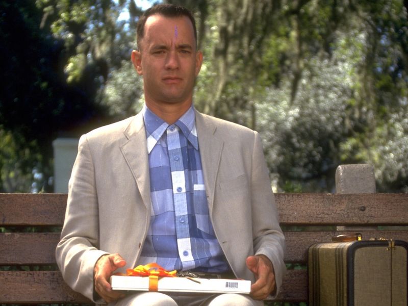 "Das Leben ist wie eine Schachtel Pralinen, man weiß nie, was man bekommt". Forrest Gump (Tom Hanks) mag nicht der klügste Mensch sein, mit Weisheiten wie dieser schlägt er sich dennoch geschickt durchs Leben. Selbst die große Liebe seines Lebens, Jenny, weiß er am Ende für sich zu gewinnen.