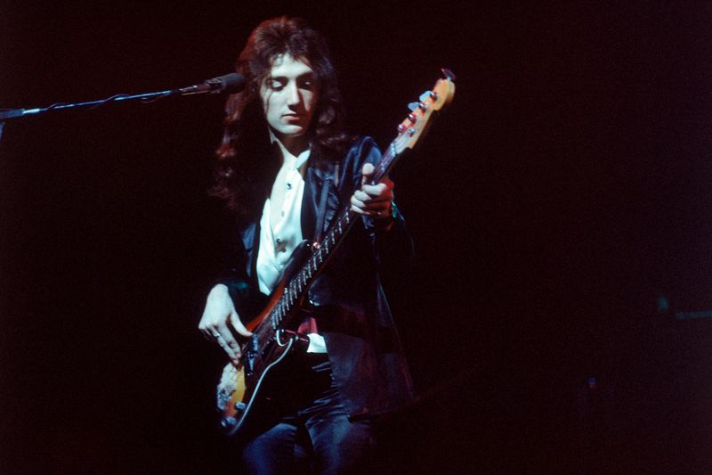 Dank des Oscar-prämierten Biopics "Bohemian Rhapsody" sind Queen wieder in aller Munde. Doch bei den öffentlichen Auftritten fehlt nicht nur der verstorbene Freddie Mercury, sondern seit 1997 auch er: Bassist John Deacon (Bild) hat sich zurückgezogen und überlässt die Weiterführung des Queen-Erbes seinen Bandkollegen Brian May und Roger Taylor. Dass diese weiterhin mit wechselnden Sängern auftreten, schmeckt Deacon dem Vernehmen nach nicht besonders.