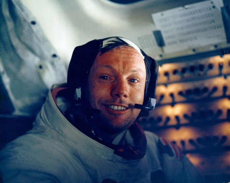 Warum er? Nun, als einstiger Navy- und Testpilot war Neil Armstrong bereits 1962 im Rahmen des Apollo-Programms Teil der "New Nine" geworden, einem Team von Astronauten, deren Ziel es sein sollte, auf dem Mond zu landen. Dass er sieben Jahre später zum ersten Menschen wurde, der dessen Oberfläche betrat, war eine Art "glücklicher Zufall", wie Neil Armstrong erklärte. 