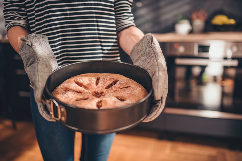 Zunächst einmal eine kleine Warnung: Tauschen Sie die angegebene Menge Zucker im Rezept nicht einfach 1:1 gegen die Alternative aus. Es kommt darauf an, ob es sich um flüssigen oder trockenen Ersatz handelt. Die Süßkraft der Alternativen unterscheidet sich ebenfalls von der des haushaltsüblichen Zuckers, das sollte unbedingt bei der Dosierung berücksichtigt werden.