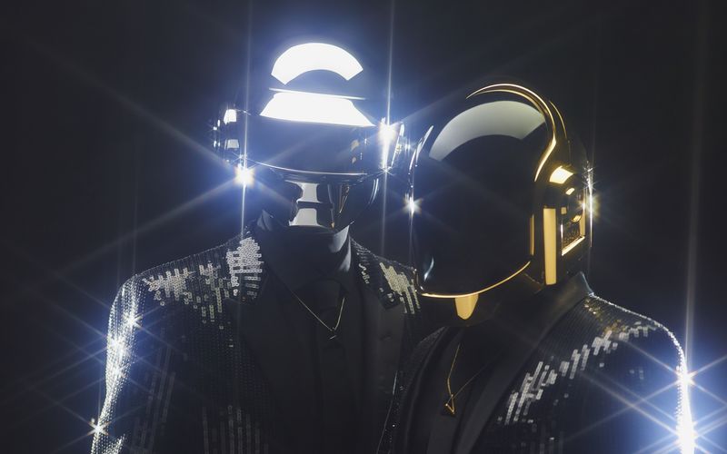 Sie waren Superstars der internationalen House-Szene (sieben Grammys) und nicht nur für ihren charakteristischen Sound bekannt: Wer an Daft Punk denkt, hat sofort zwei futuristische Roboterhelme im Kopf. Nach der Gründung 1993 blieb die Identität der beiden Musiker aus Frankreich über Jahre ein Rätsel. Inzwischen tritt einer der beiden Daft-Punk-Stars auch öffentlich auf. Welche Stars ebenfalls ihre Maske fallen ließen und wer sich bis heute versteckt, zeigt die Galerie. 