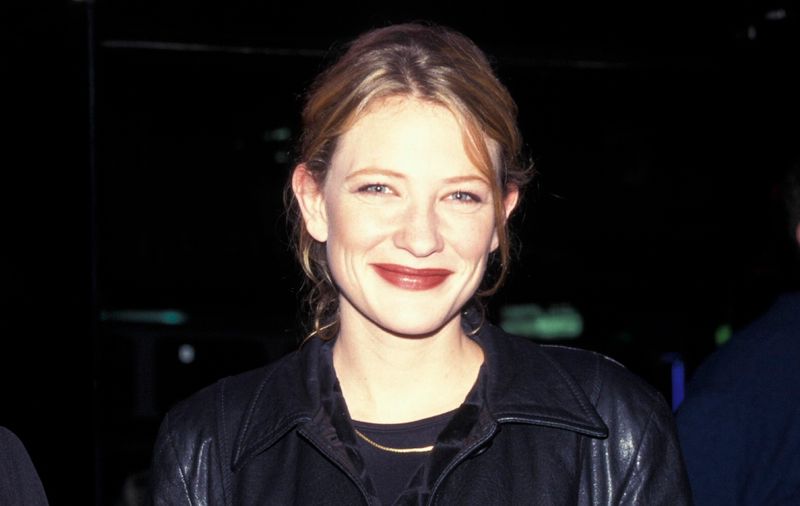 Noch etwas schüchtern schaut Cate Blanchett 1997 in die Kameras. Kein Wunder: "Paradise Road", bei dessen Premiere Blanchett hier über den roten Teppich wandelt, war ihr erster Spielfilm. An der Seite von Glenn Close und Frances McDormand spielte sie eine australische Krankenschwester, die im Zweiten Weltkrieg gefangengenommen wird.