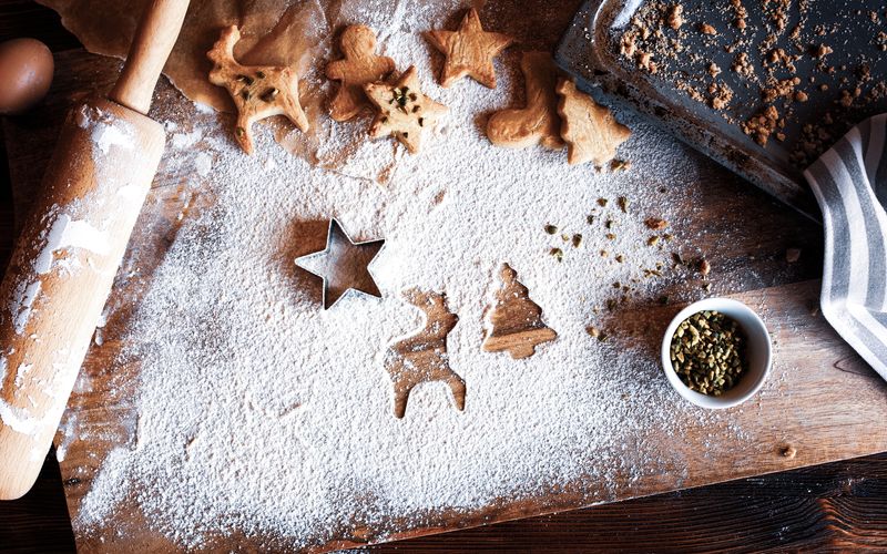 Nun geht sie wieder los, die Zeit des Naschens. Dazu gehören gebackene Leckereien wie Plätzchen oder Kuchen. Und in nahezu jedem Rezept ist eines enthalten: Zucker. Kein Wunder, wird das Gebäck dadurch erst richtig schmackhaft und Konsistenz und Volumen genau richtig. Wer auf Zucker verzichten will oder muss, braucht aber noch lange nicht die geliebten Weihnachtsplätzchen links liegen lassen. Mit diesen Alternativen können Sie den Zucker in Ihren Rezepten ersetzen ...