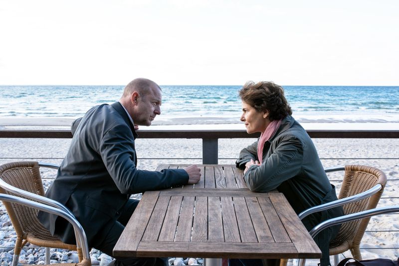 Pop-up-Bulle Kessler (Heino Ferch) und Hella Christensen (Barbara Auer) müssen ihren dritten zweiteiligen Kriminalfall im pittoresken Ostseestädtchen Nordholm gemeinsam wuppen. Ihr erster gemeinsamer Film hieß "Tod eines Mädchens", der 2015 sehr erfolgreich im ZDF lief. Insgesamt gbt es bisher vier Zweiteiler der losen Reihe.