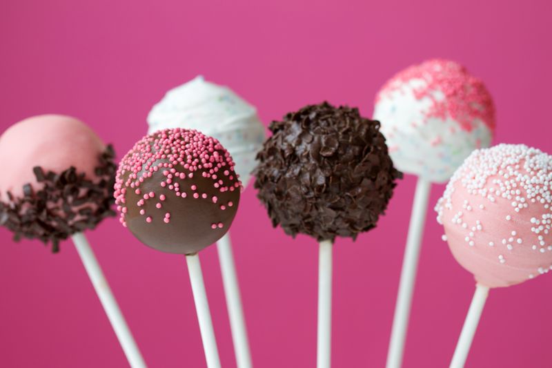 Kuchen als Fingerfood? Das geht! Probieren Sie doch dieses Jahr mal Cake-Pops aus. Das ist Kuchen in Kugelform mit einem Stäbchen drin. Man kann sie leicht ohne Teller, Serviette und Besteck essen, denn die Happen sind schon in mundgerechter Größe. Das Gute daran? Die Vernunft sagt einem nicht, man müsse nach einem Stück Kuchen aufhören, sondern predigt: "Das war ja nur ein winziger Cake-Pop, da geht noch einer."
