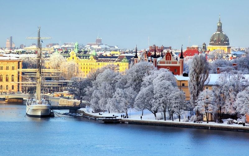 Um Schnee- und Winterurlaub zu machen, muss es nicht zwingend in die Berge gehen. Wie wäre es mit einem Städtetrip? Dafür am besten eine Stadt im Norden auswählen, wie zum Beispiel Stockholm. Denn hier treffen Sie mit hoher Wahrscheinlichkeit auf wundervolle eisige Landschaften und eine weiße Stadt. Im Winter haben Altstadt und Co. mindestens genauso viel Flair wie im Sommer.