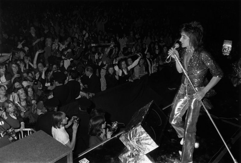 Geboren für die Bühne: Rod Stewart, 1945 in London zur Welt gekommen, stieg schon in jungen Jahren zum Rockstar auf. Die ersten größeren Erfolge feierte er als Sänger der Jeff Beck Group. Nach der Auflösung der Gruppe schloss er sich der Band The Faces (ehemals Small Faces) an, mit der er von 1969 bis 1975 auftrat.