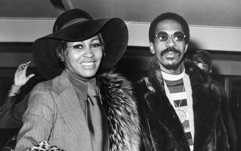 Beginnen wir mit diesem Duo. In der Ehe von Ike und Tina Turner gab es viele Schattenseiten, trotzdem galten die beiden lange als R'n'B-Traumpaar. Insgesamt 2,1 Millionen Tonträger hat sie verkauft. Nach der Scheidung 1978 startete Tina Turner eine Bilderbuch-Solo-Karriere. 2023 verstarb die Rockröhre im Alter von 83 Jahren. Ike Turner verschied bereits 2007 mit 76 Jahren.