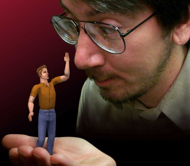 Will Wright ist der geistige Vater der Sims. Schwer zu glauben, aber: Anfangs hielt kaum jemand einen Erfolg seiner ungewöhnlichen Spielidee für denkbar. Zuvor erfand Wright die Städte-Aufbau-Simulation "SimCity" (1989). Später machte er mit der spielbaren Evolution "Spore" (2008) von sich reden und war 2011 Vorstand bei Linden Lab, den Machern von "Second Life".