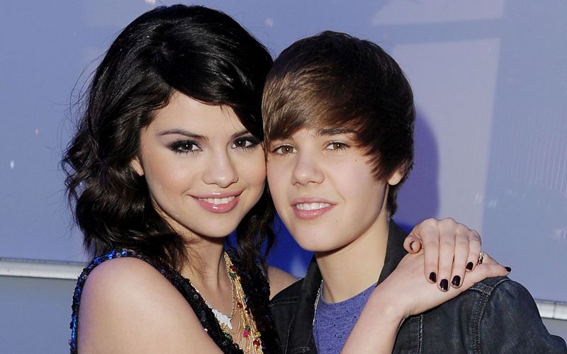 Ihre On-off-Beziehung beschäftigte nicht nur Teenie-Magazine: Selena Gomez und Justin Bieber galten lange Zeit als absolutes Traumpaar. Sie war nicht nur gut zwei Jahre älter, sondern damals auch noch ein wenig bekannter: Mit der Disney-Serie "Die Zauberer vom Waverly Place" hatte sie 2007 ihren Durchbruch gefeiert und gemeinsam mit ihrer Band The Scene auch den Titelsong geliefert.