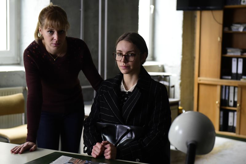 Nach dem Tod ihres Vaters konsultiert Eva Thallinger (Johanna Ingelfinger, rechts) die Kommissarin Angelika Flierl (Bernadette Heerwagen) und deren Kollegen.