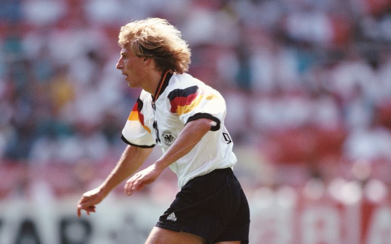 Sieben Spiele, drei Tore - gemeinsam mit Rudi Völler bildete Jürgen Klinsmann die Sturmreihe bei der WM. Bis 1998 stand er für Deutschland auf dem Platz und erzielte in  108 Partien 47 Tore. Seine aktive Karriere führte den gelernten Bäckergesellen vom VfB Stuttgart über Inter Mailand und Monaco zu Tottenham und den Bayern. 