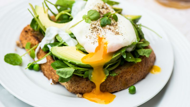 Gesund und gleichzeitig voller Geschmack? Ja, das geht!
Wer Lust auf Sahnetorte hat, will diese nicht gegen eine Karotte eintauschen. Gegen ein leckeres Stück Kuchen hingegen schon eher, oder? Deshalb stellen wir in der Galerie zehn echte Alternativen zu ungesunden Gerichten und Getränken vor, die schmecken, aber eben nicht den Hüftumfang vergrößern. Und genau danach haben Sie ja gesucht, richtig?