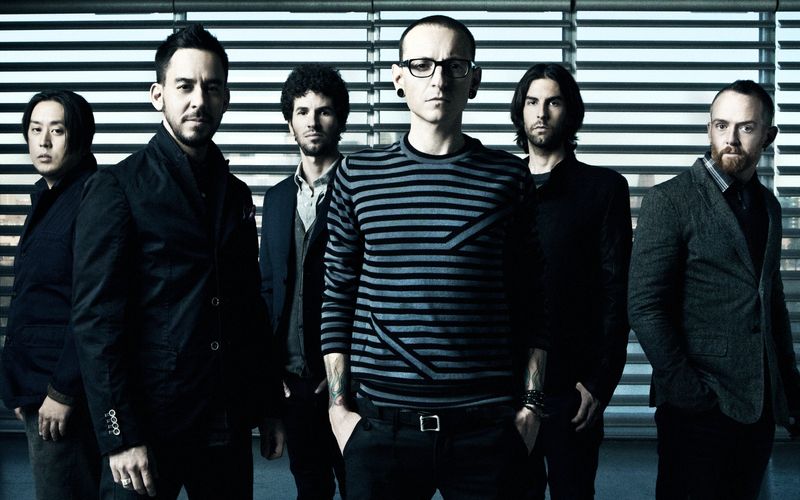 Kann man, soll man, muss man vielleicht sogar nach dem Tod eines wichtigen Bandmitglieds einfach weitermachen? Nicht nur Linkin Park (Bild), viele legendäre Rockbands entschieden sich dafür, trotz tragischer Schicksalsschläge weiterhin Musik zu machen und live aufzutreten. Mit mehr oder weniger überzeugenden Ergebnissen ... 