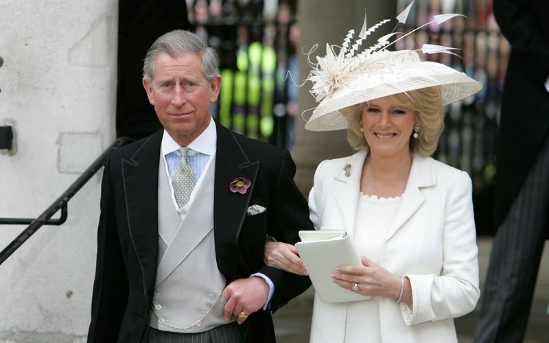 Mehr als 30 Jahre nach ihrer ersten Begegnung durften sich Prinz Charles und Camilla im April 2005 auf dem Standesamt das Jawort geben. Die Eheschließung fand mit dem Segen der Kirche statt. Eine kirchliche Trauung war durch die zurückliegenden Scheidungen beider Eheleute allerdings nicht möglich.