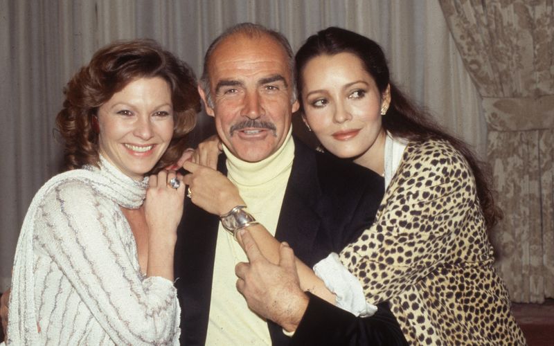 Die Schauspielerin Pamela Salem (links, mit Sean Connery und Barbara Carrera) ist tot. Sie wurde als Miss Moneypenny im inoffiziellen James-Bond-Film "Sag niemals nie" bekannt.