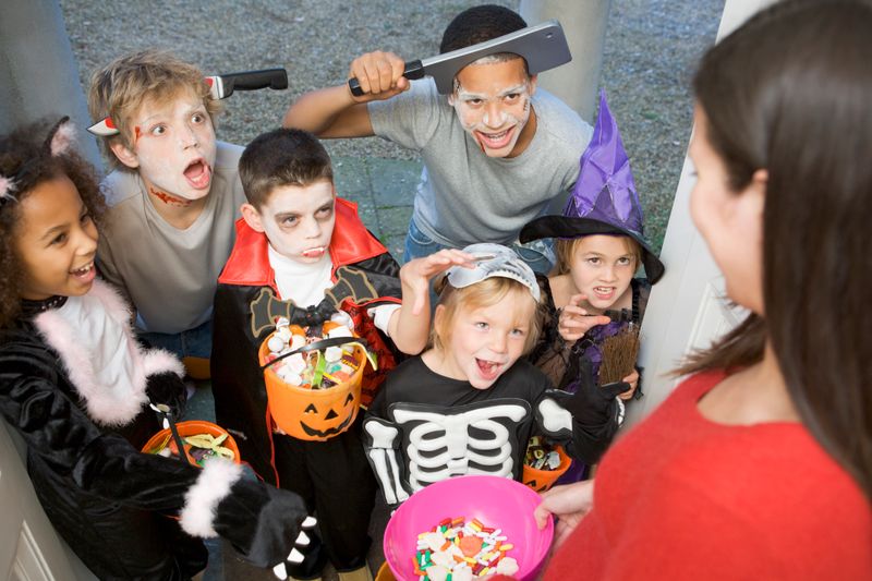 Besonders die Kinder lieben Halloween wegen dieser Tradition: "Trick or treat" - oder auf Deutsch "Süßes, sonst gibt's Saures!". In ihren Kostümen wandern die Kleinen von Tür zu Tür und drohen mit unfassbaren Taten, sollten sie keine Süßigkeiten bekommen: Konfetti im Briefkasten, Klopapier ums Haus oder Zahnpasta an der Türklinke sind (un-)beliebte Strafen.