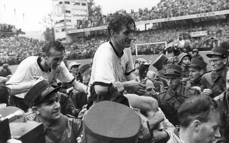 4. Juli 1954. 3:2 gegen Ungarn. Der WM-Titel. Der größte sportliche Erfolg in der Karriere des besten Spielmachers der deutschen Fußballgeschichte. Friedrich Walter, den alle nur "Fritz" nannten, wurde vor genau 100 Jahren, am 31. Oktober 1920, geboren. Anlass genug, eine subjektive Liste der größten deutschen Fußballer aufzustellen. In aktueller WM-Kadergröße. Also hier, die besten 23 aller Zeiten ...