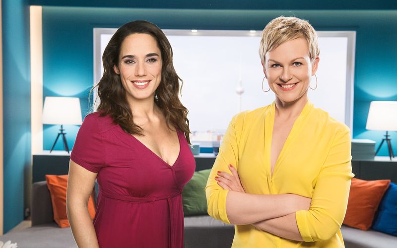 Simone Panteleit (links) und Karen Heinrichs werden ab kommendem Montag, 16. November, das neue Magazin "Frühstücksfernsehen hautnah - Die Vormittags-Show" auf SAT.1 moderieren.